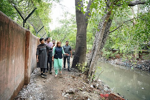 AAP leader Atishi and MCD Mayor Shelly Oberoi inspect Drain in Delhi
